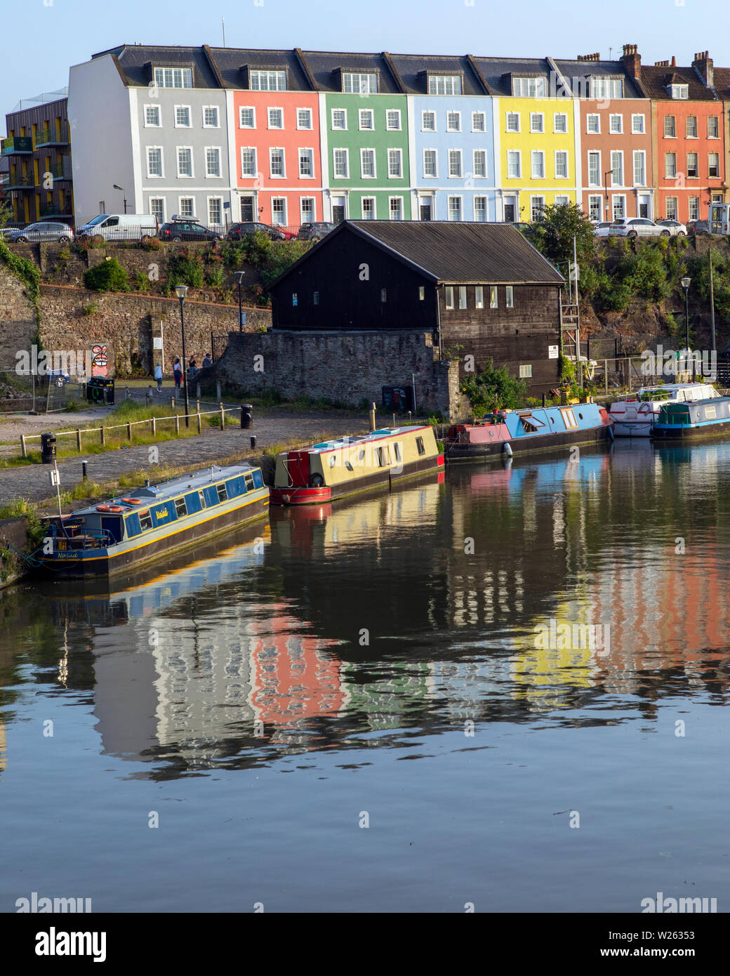 Bristol, Großbritannien, 28. Juni 2019: Blick über den Fluss Avon zum bunten Fassaden der Häuser in der Stadt Bristol, England. Stockfoto