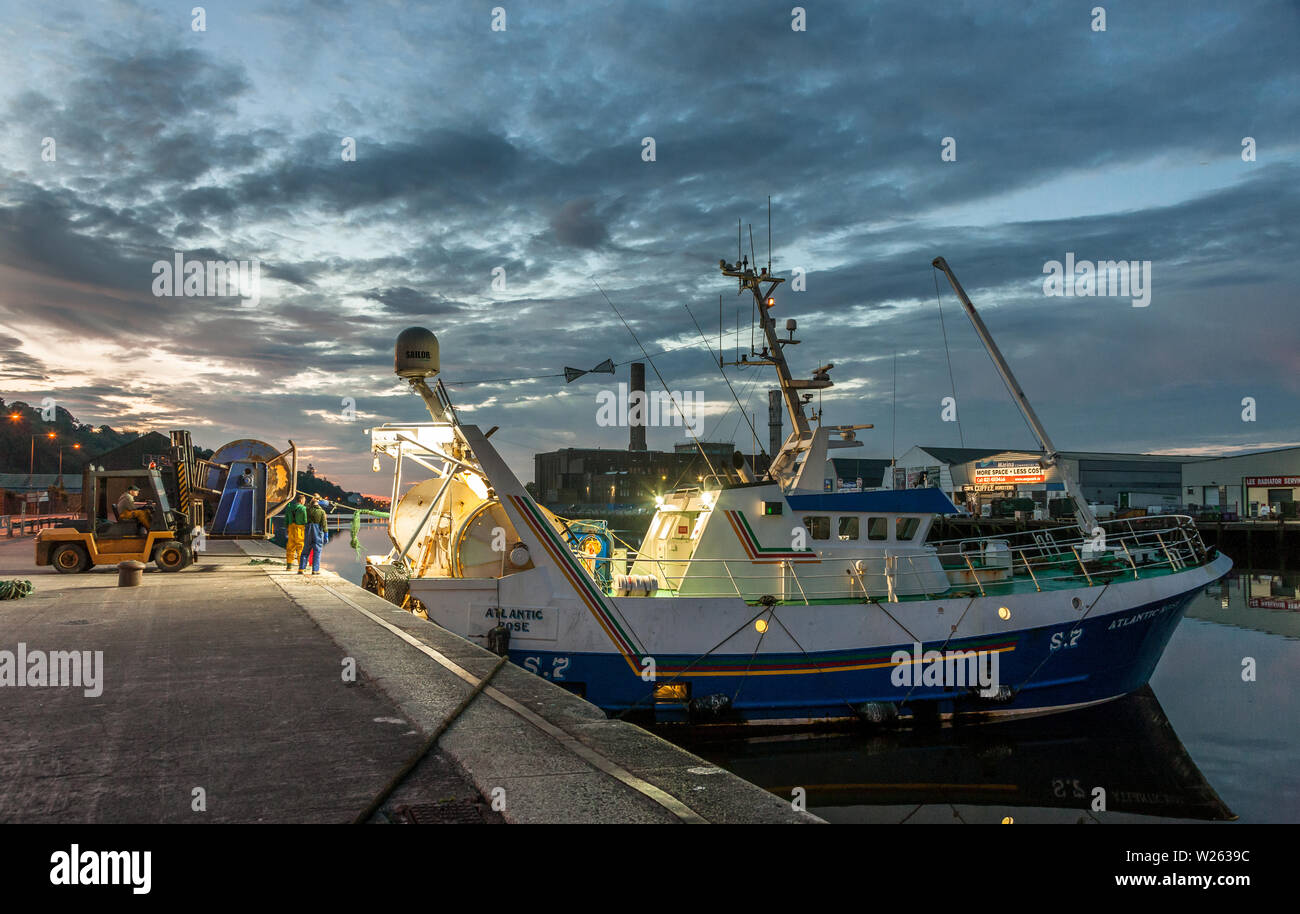 Die Stadt Cork, Cork, Irland. 05. Juli, 2019. Vor Sonnenaufgang an einem ruhigen Sommer die Crew des Trawlers Atlantic Rose, ihre Netze Entladen auf dem w Stockfoto