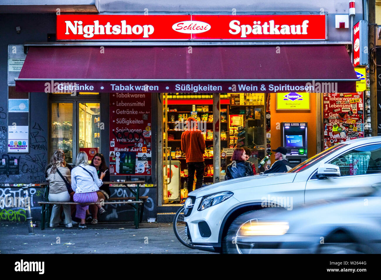 Die Leute trinken draußen bis spät in die Nacht shop, Spatkauf in Berlin Kreuzberg, Deutschland Stockfoto
