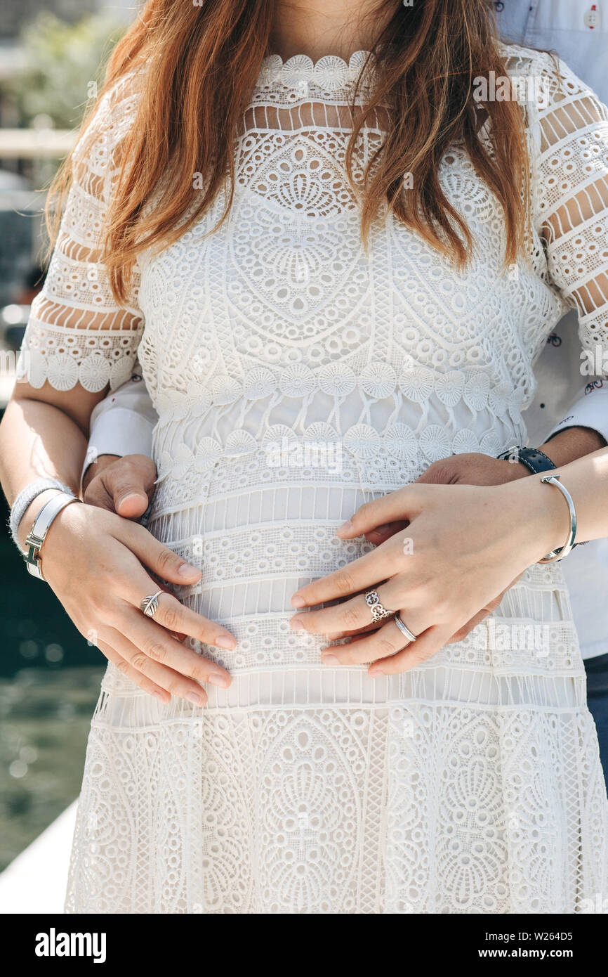 Mann umarmt seine schwangere Frau. Enge Beziehungen, Liebe, Fürsorge und Unterstützung während der Schwangerschaft. Stockfoto
