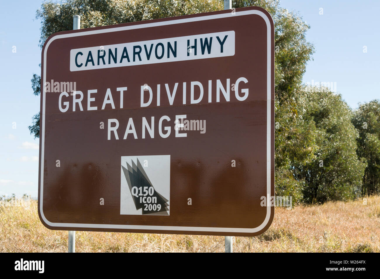 Ein Straßenschild der Great Dividing Range auf dem Carnarvon Highway, einem Staatsautobahn in Queensland, Australien. Stockfoto