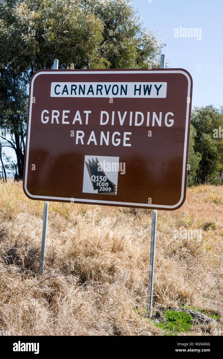 Ein Straßenschild der Great Dividing Range auf dem Carnarvon Highway, einem Staatsautobahn in Queensland, Australien. Stockfoto