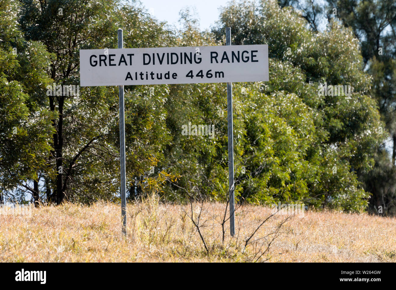 Ein Schild der Great Dividing Range auf der Carnarvon Highway ist ein Highway in Queensland, Australien. Eine der höchsten Bereichen des Großen Stockfoto