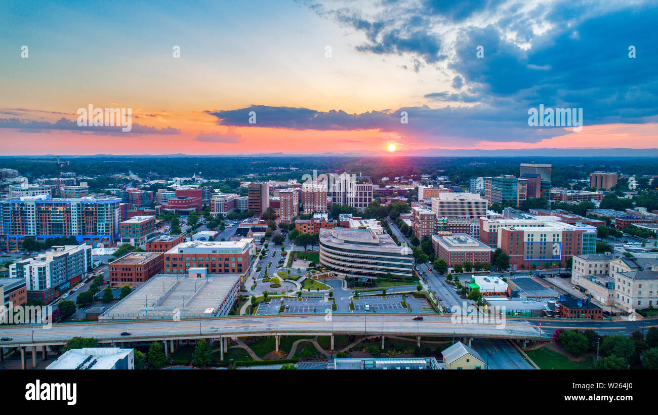 Greenville South Carolina Skyline Antenne bei Sonnenuntergang. Stockfoto