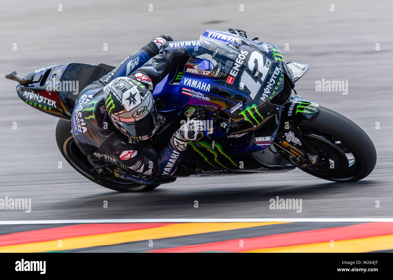 Hohenstein Ernstthal, Deutschland. . 06 Juli, 2019. Motorsport / Motorrad Grand Prix von Deutschland, 4. Freies Training MotoGP am Sachsenring: Der Reiter Maverick Vinales (Spanien, Monster Energy Yamaha Moto GP Team) fährt auf der Strecke. Vinales ist 3. in der Qualifikation geordnet. Credit: Robert Michael/dpa-Zentralbild/dpa/Alamy leben Nachrichten Stockfoto