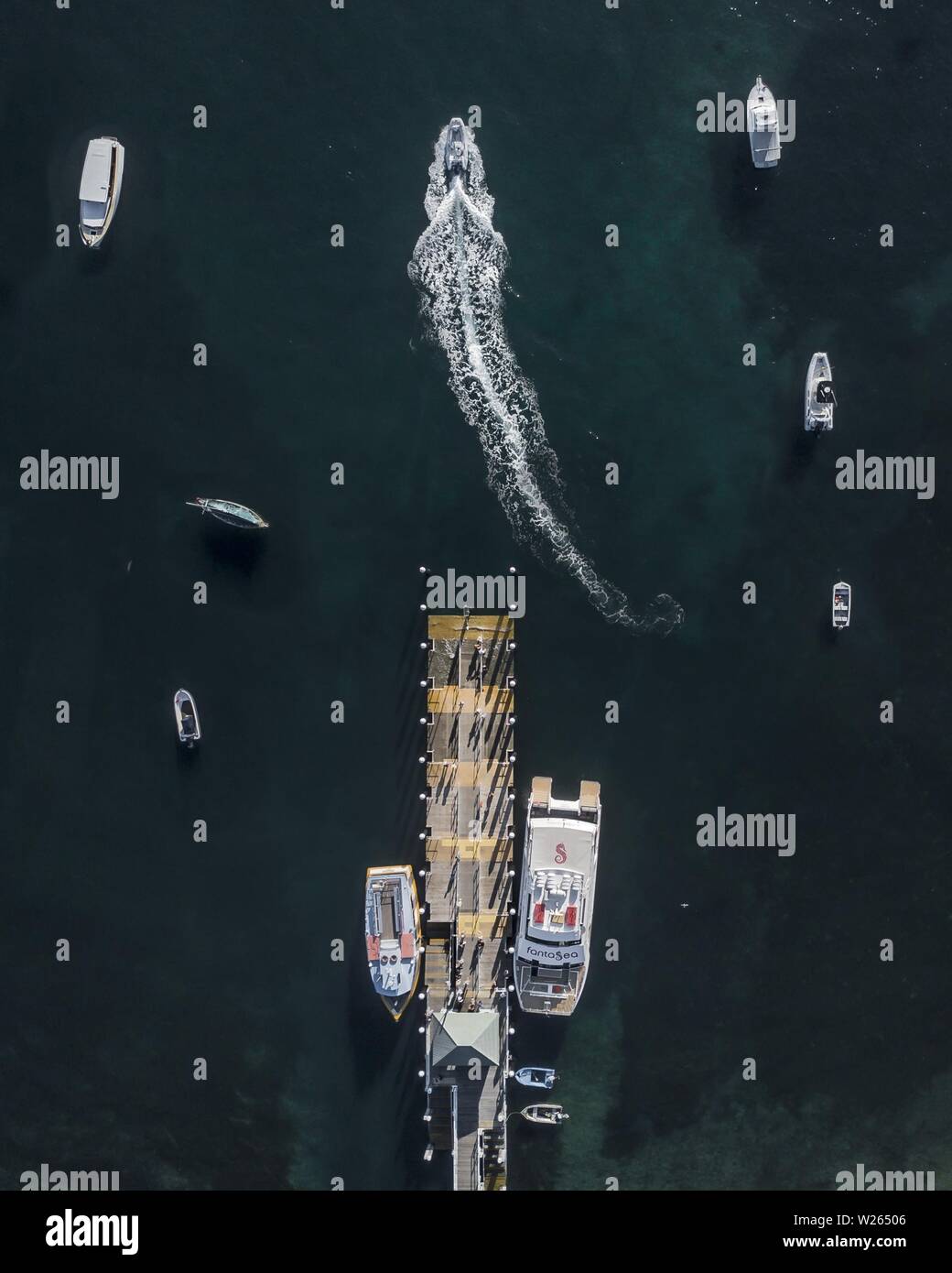 Luftaufnahme von ein paar Yachten, die im Meer kreuzen In der Nähe eines Piers Stockfoto