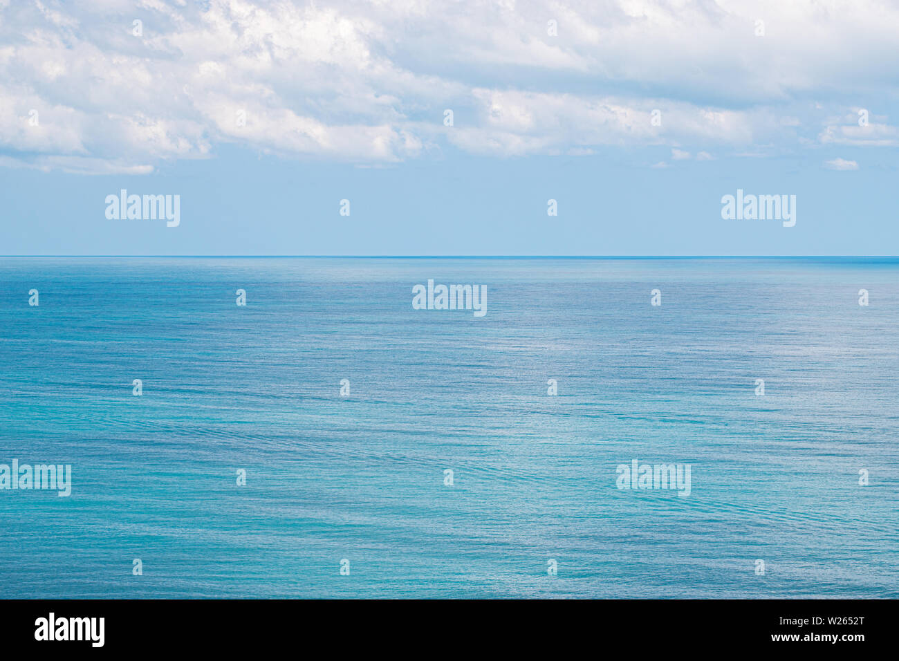 Ruhige See oder Meer und blauer Himmel Hintergrund Stockfoto