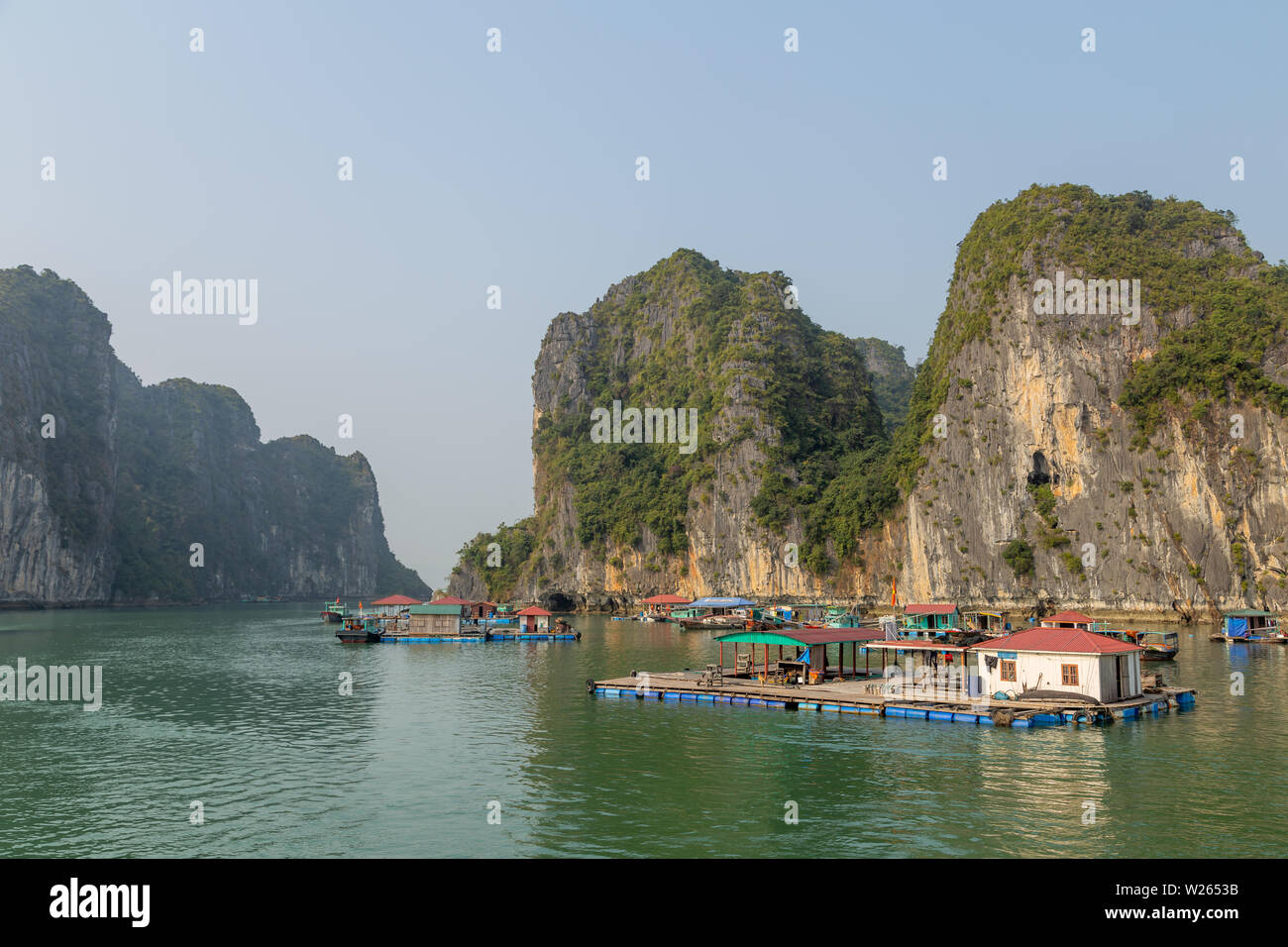 Die schwimmenden Dorf an den Wassern von Ha Long Bay, Vietnam Stockfoto