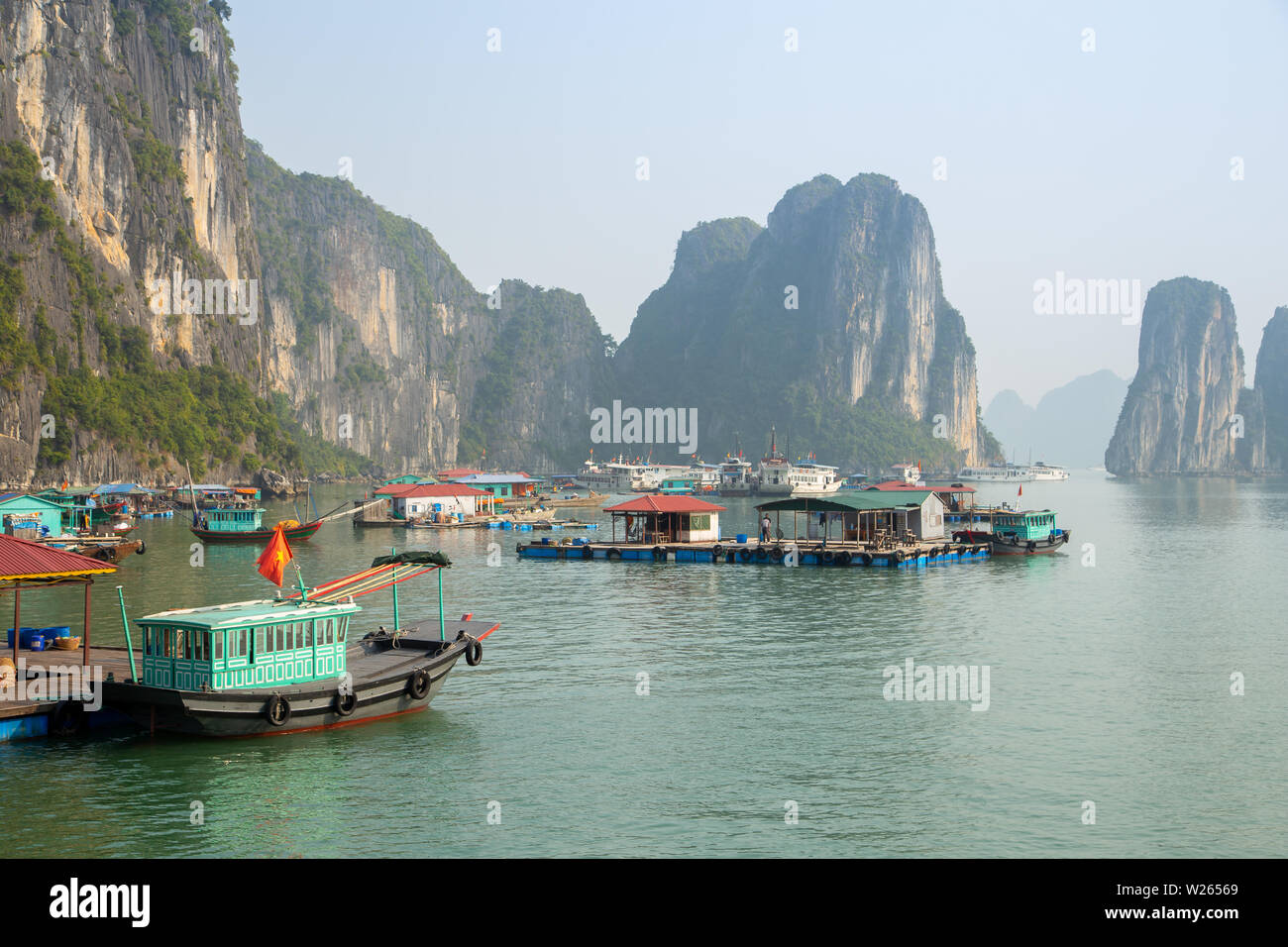Die schwimmenden Dorf an den Wassern von Ha Long Bay, Vietnam Stockfoto