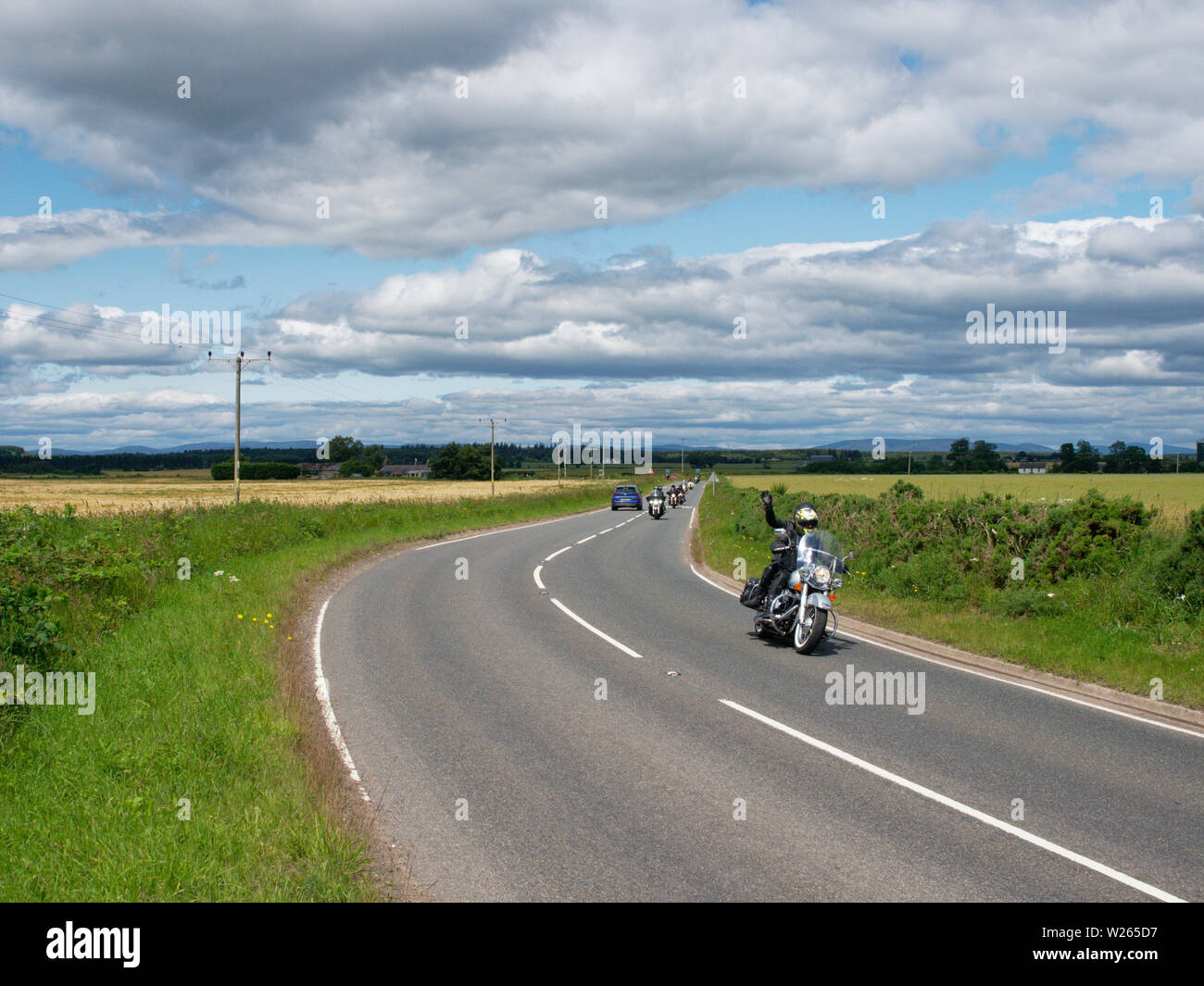 Harley Davidson Motorräder auf einer Landstraße in der Nähe von Friockheim in Angus als Teil der Brechin Harley Davidson in der Stadt treffen. Schottland, Juli 6. Stockfoto