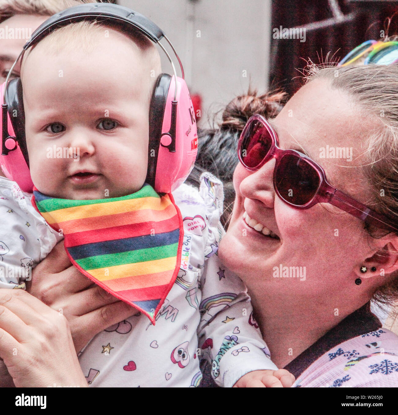 London, GB, 06. Juli 2019 Die LGBT Gemeinschaft heraus mit ihren Tausenden thw zum 50-jährigen Jubiläum von London stolz zu feiern, ll ges gefallen die farbenprächtige Parade Paul Quezada-Neiman/Alamy leben Nachrichten Stockfoto