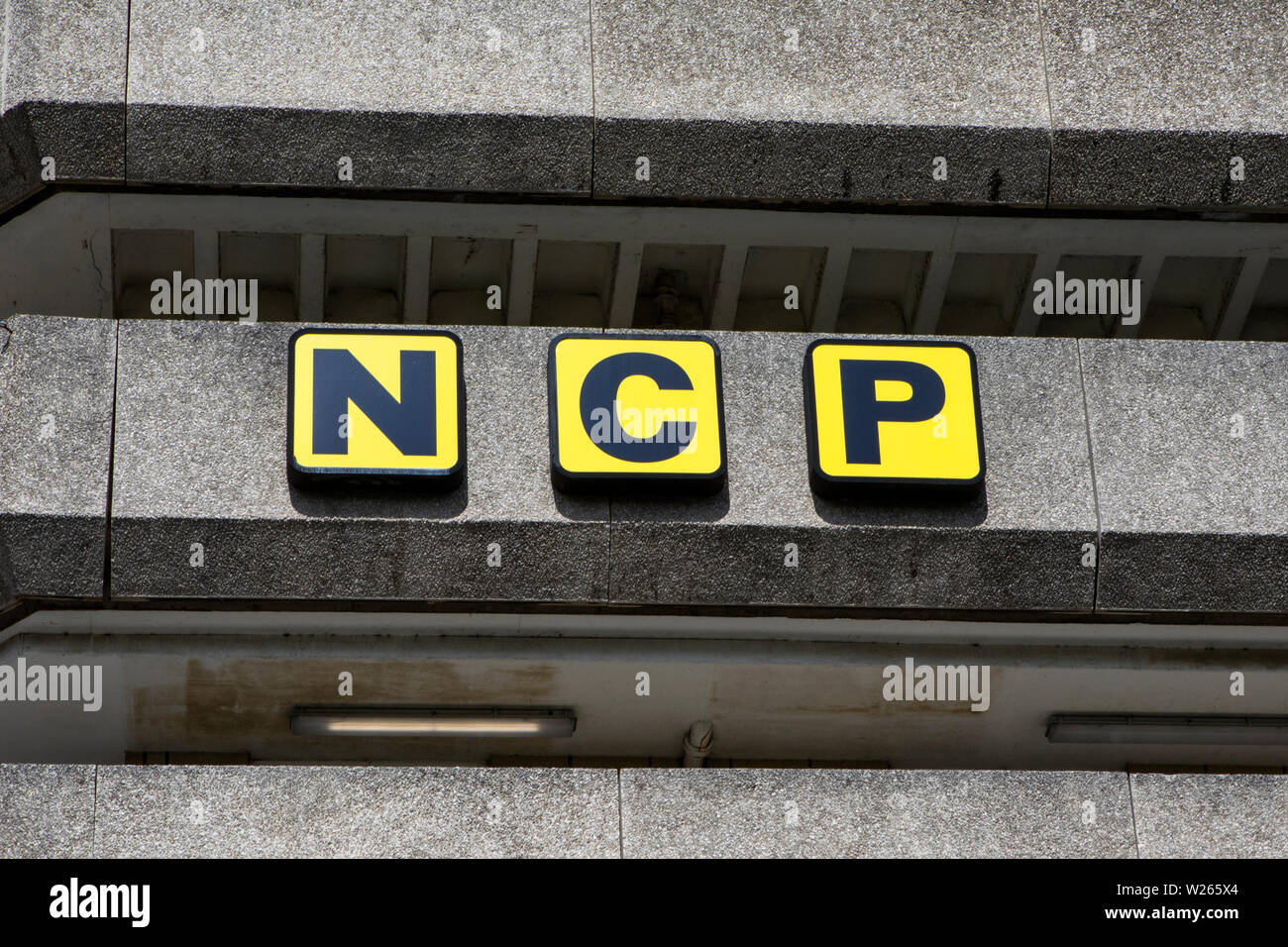 Bristol, Großbritannien, 30. Juni 2019: Die NCP-National Car Parks - Logo über dem Eingang eines der Parkhäuser in der Stadt der Bri Stockfoto