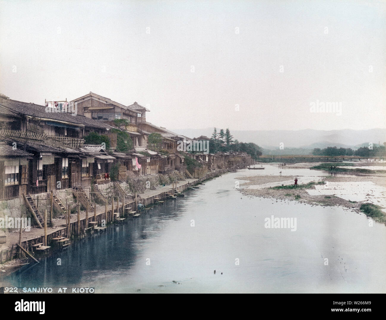 [1890s Japan - Häuser entlang Kamogaw, Kyoto] - einen schönen Blick auf Restaurants und Gasthöfe entlang der Fluss Kamogawa in Kyoto. Dieses Foto wurde wahrscheinlich von Sanjo Ohashi genommen. Die Brücke im Rücken ist wahrscheinlich Nijo - Hashi. 19 Vintage albumen Foto. Stockfoto