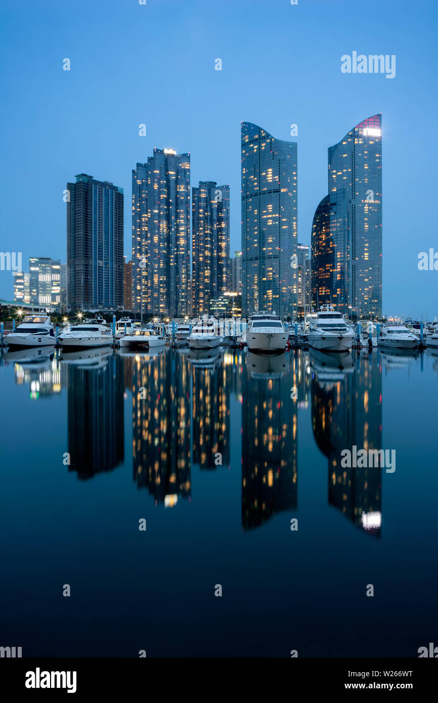 Yachten in der Marina in der Nähe von Busan Marina City, Südkorea Stockfoto