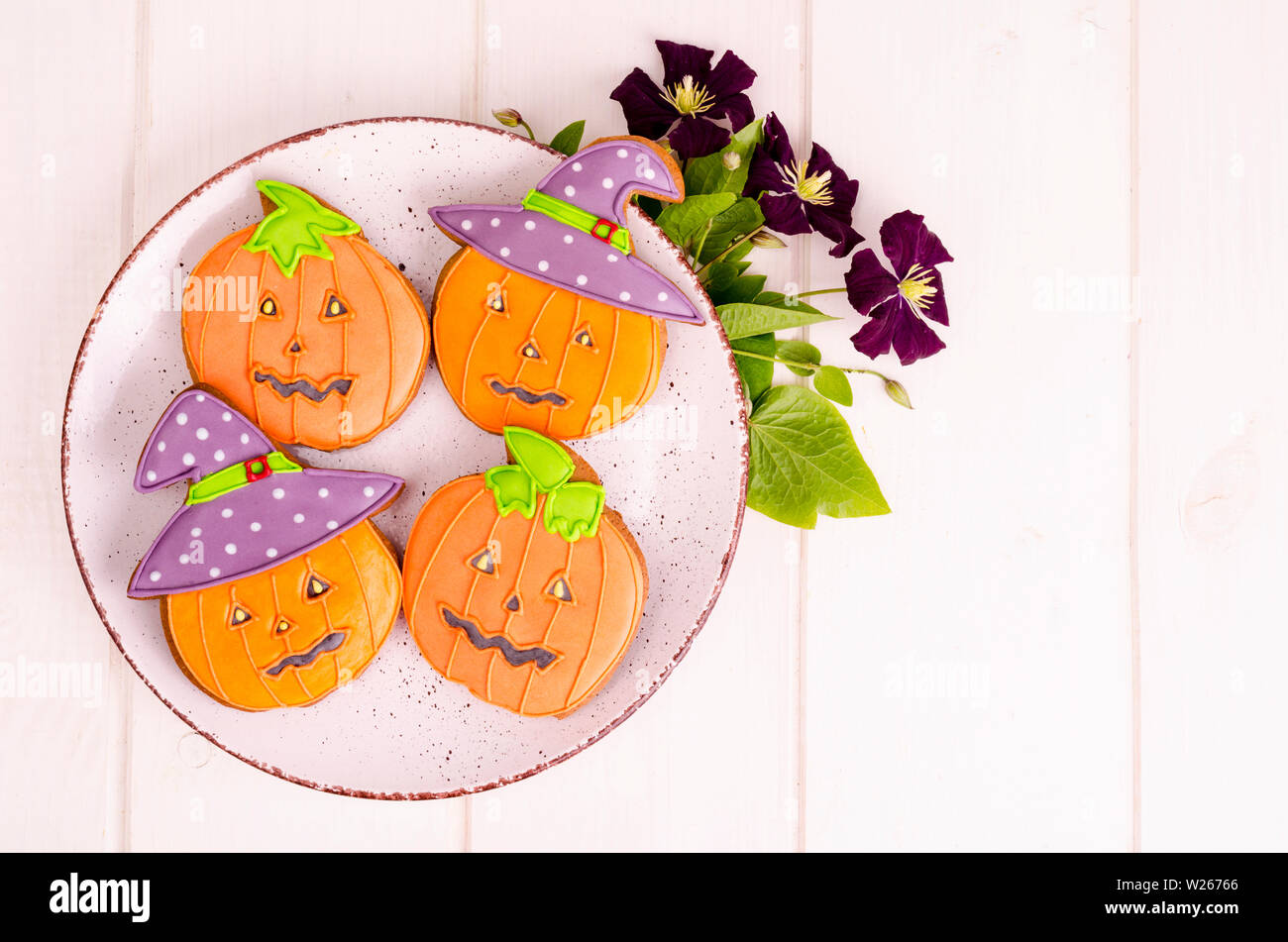 Hausgemachte Lebkuchen mit Bildern für Halloween Stockfoto