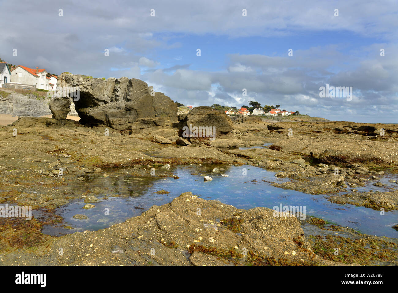 Felsige Küste mit dem durchbohrten Rock bei La Plaine-sur-Mer, im Département Pas-de-Calais in Frankreich. Stockfoto