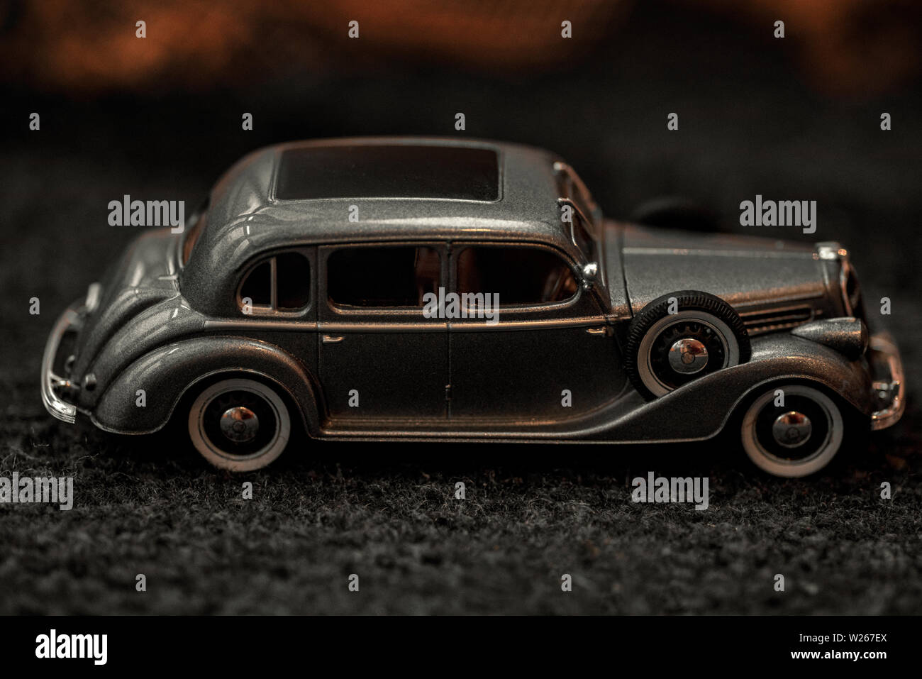 Auto Close Up Dunkelgrau Oldtimer Ist Retro Auto Schliessen Oben Retro Auto Auf Einem Dunklen Hintergrund Auto Close Up Stockfotografie Alamy