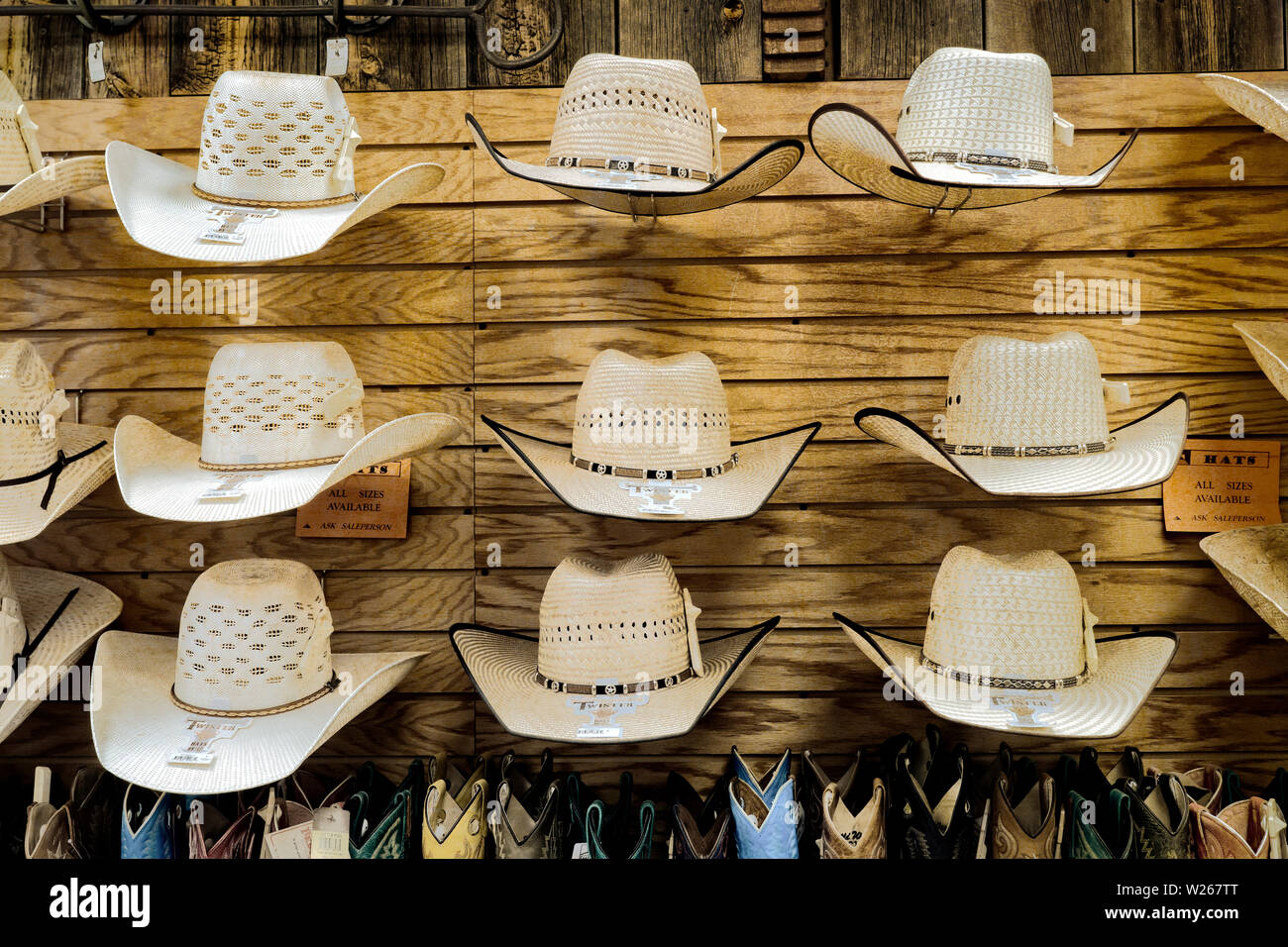 Cowboyhüte auf Verkauf in einem Westlichen ware store Gallup New Mexico USA Stockfoto
