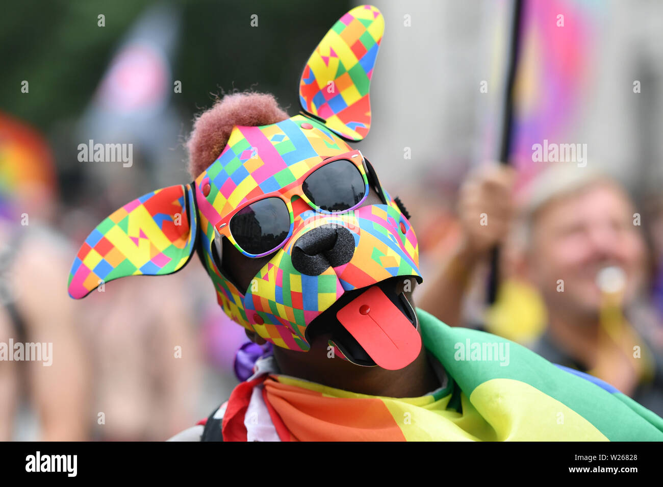 Ein Nachtschwärmer in Kostüm während der Stolz in London Parade im Zentrum von London. Stockfoto