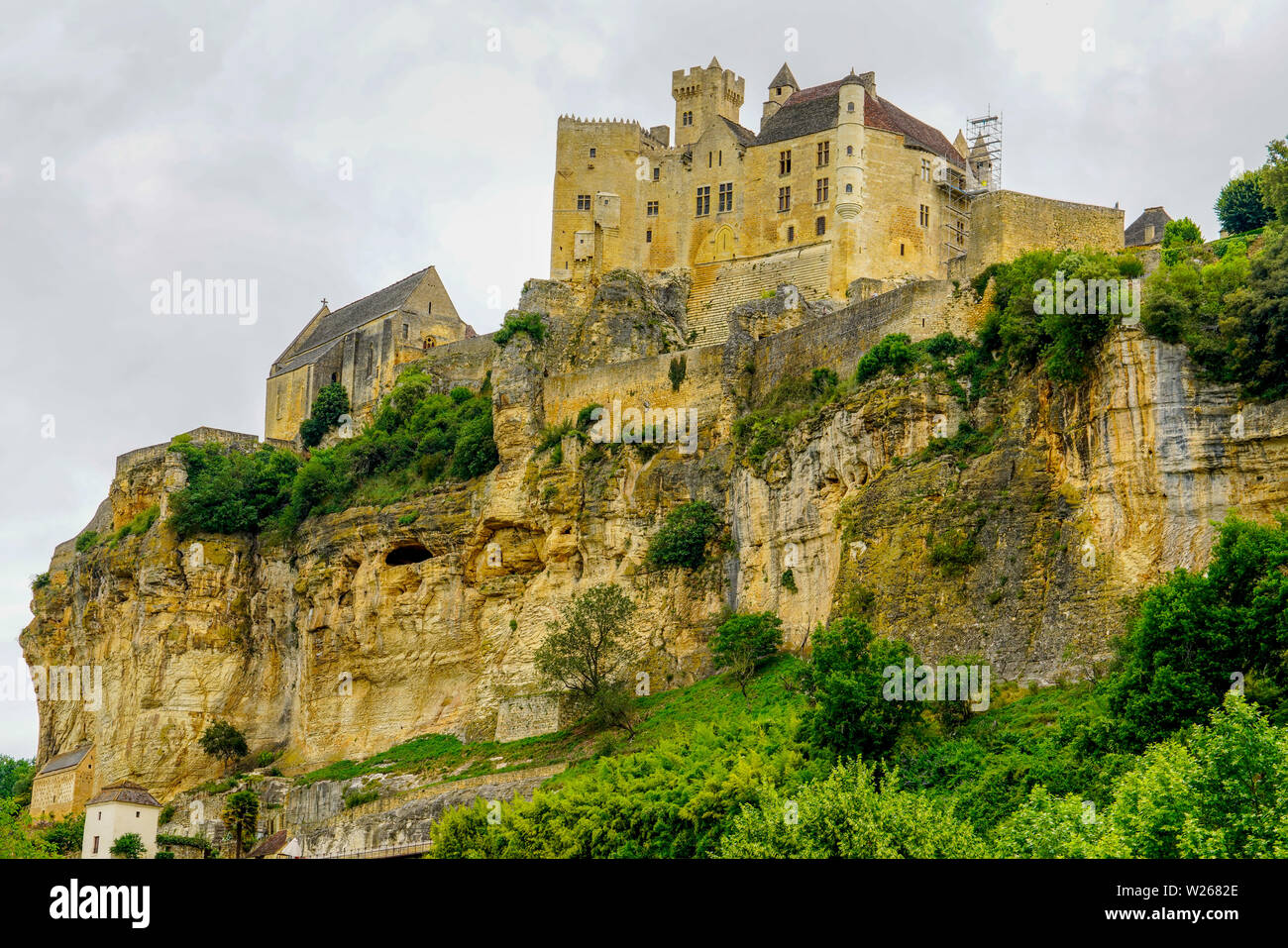 Château de Castelnaud-la-Chapelle, mittelalterliche Festung in der Ortschaft Castelnaud-la-Chapelle, mit Blick auf die Dordogne im Périgord, Frankreich. Stockfoto