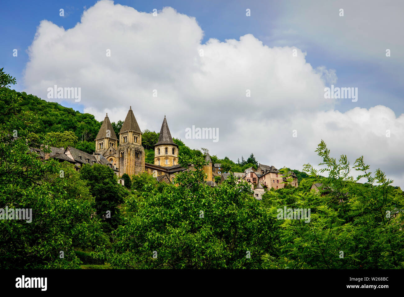 Anzeigen von Conques Dorf und Kirche der Abtei von Sainte-Foy das Juwel der romanischen Kunst, Royal, Frankreich. Stockfoto