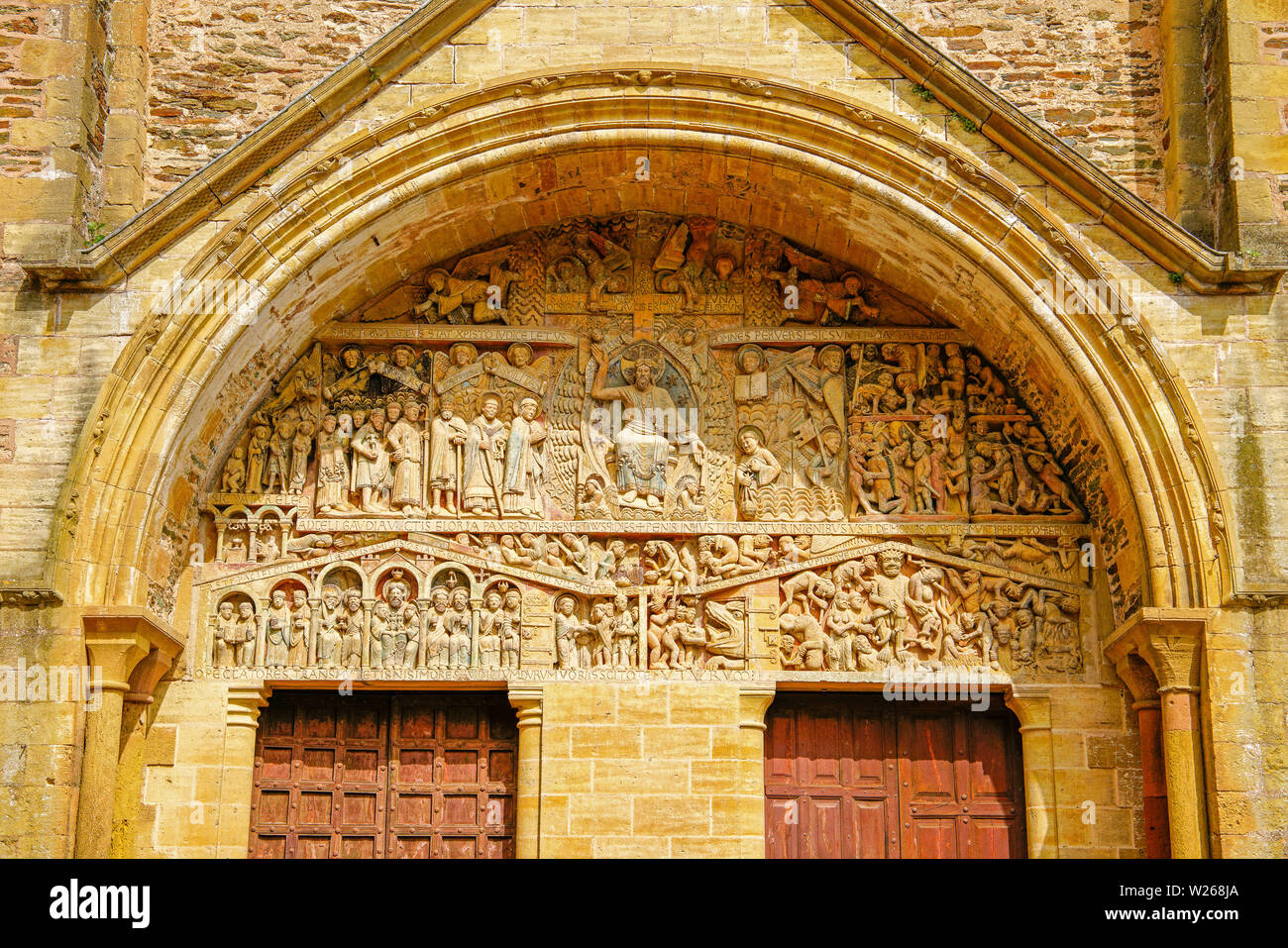 Das Tympanon zeigt Letzten Gericht, Conques romanische Kirche der Abtei Ste-Foy, Royal, Frankreich. Stockfoto