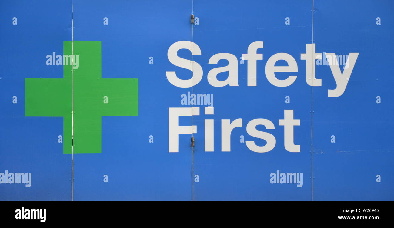 Eine "Safety First"-Schild am Eingang der Baustelle in Bangkok, Thailand Stockfoto