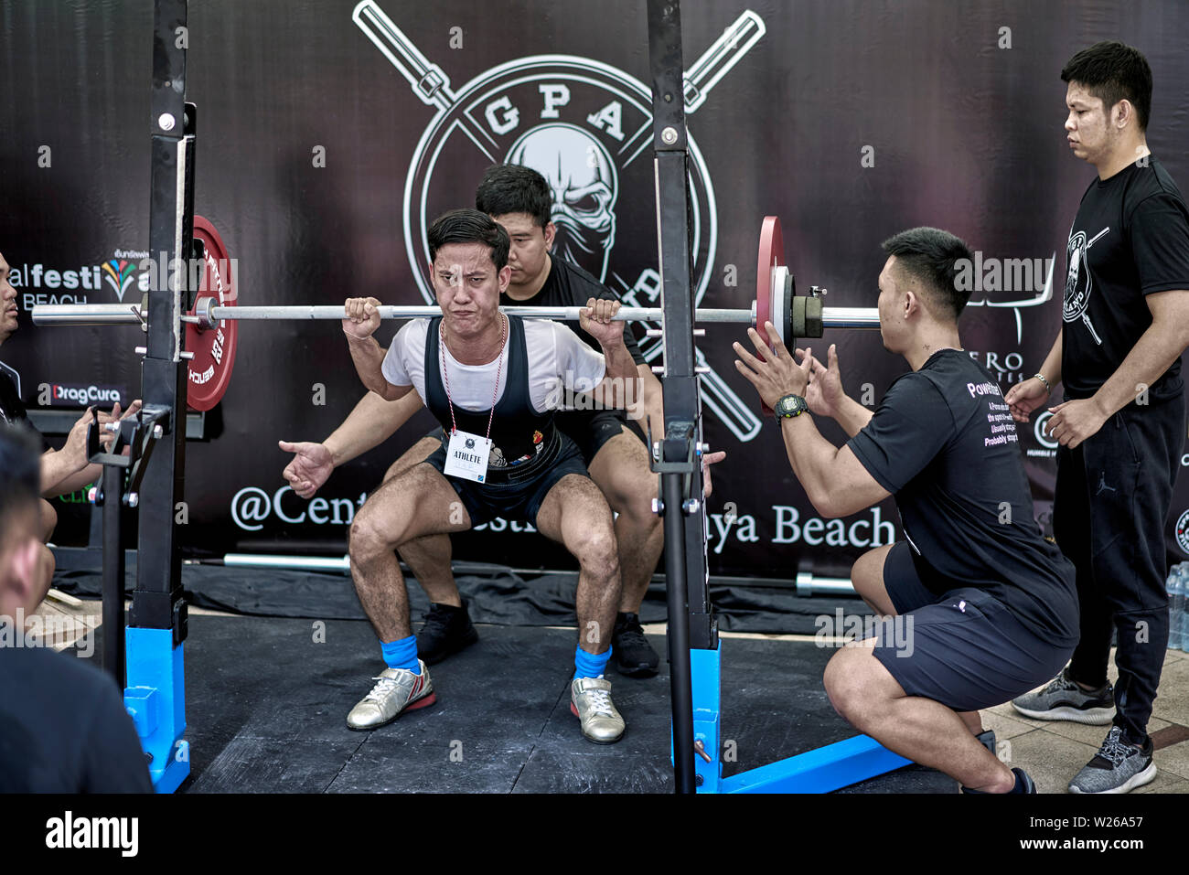 Männlicher Teilnehmer beim Krafttraining, der an einer Fertigstellung zum Krafttraining in Pattaya Thailand Südostasien teilnimmt Stockfoto