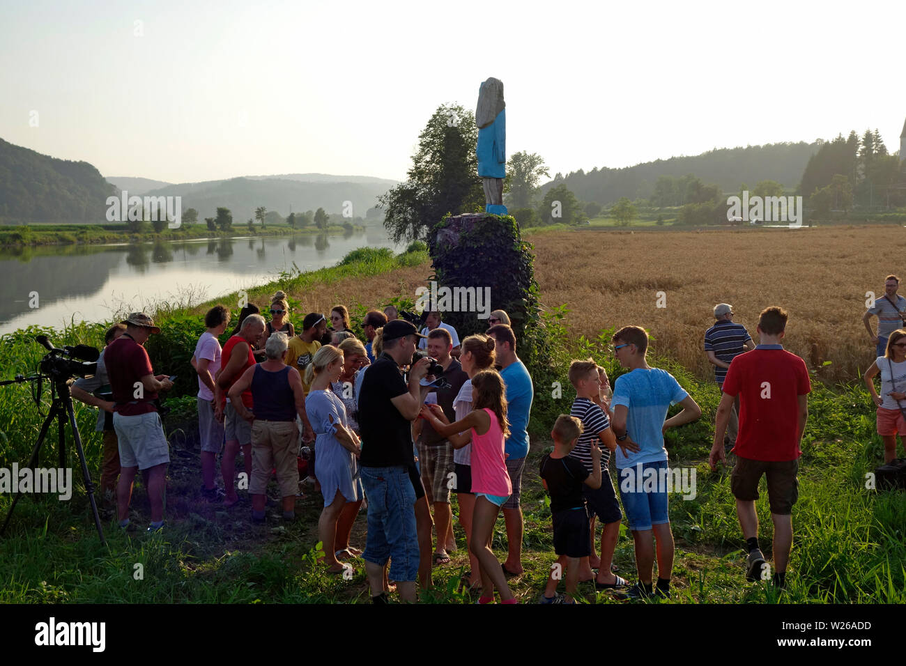 Eine lebensgroße Holzskulptur von Melania Trump (sculpror Künstler Brad Downey) ist 0 fficially vorgestellt an der Sava Ufer in Rozno, in der Nähe ihrer Heimatstadt Stockfoto