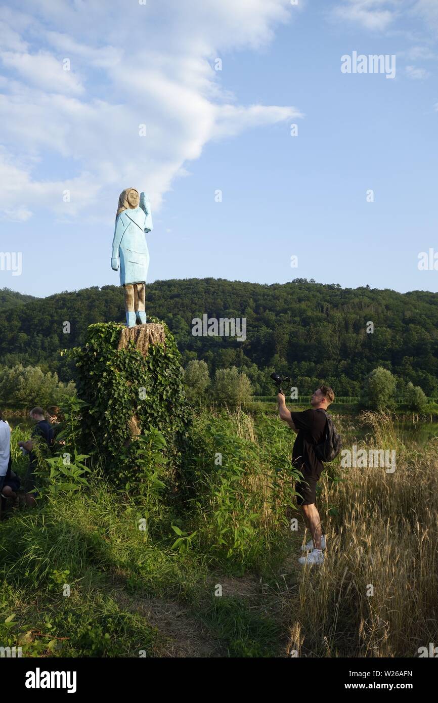 Eine lebensgroße Holzskulptur von Melania Trump (sculpror Künstler Brad Downey) ist 0 fficially vorgestellt an der Sava Ufer in Rozno, in der Nähe ihrer Heimatstadt Stockfoto