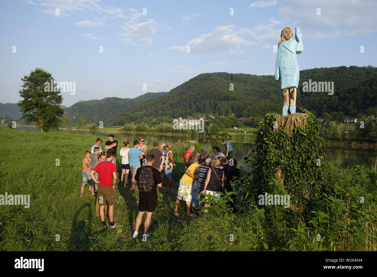 Eine lebensgroße Holzskulptur von Melania Trump (sculpror Künstler Brad Downey) ist 0 fficially vorgestellt an der Sava Ufer in Rozno, in der Nähe ihrer Heimatstadt Stockfoto