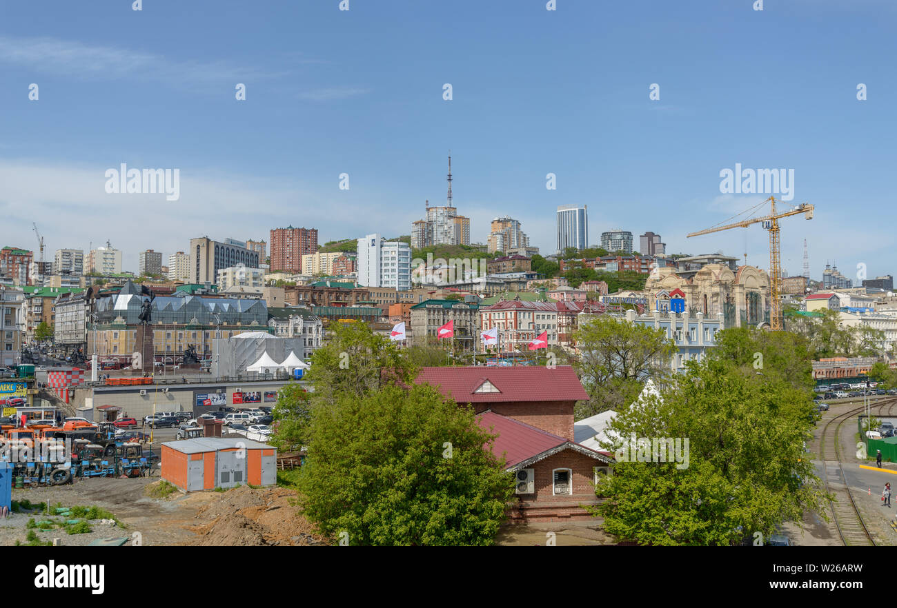 Wladiwostok, Russland - 28. MAI 2018: wladiwostok Stadtbild - Blick auf die Stadt bei Tageslicht am Frühling. Stockfoto