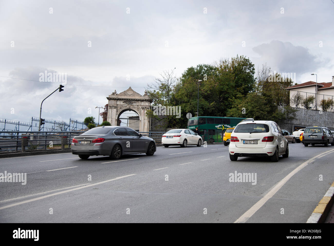 Istanbul, Türkei - 17. November 2018. Unkapani Brücke Straße rückwärts Ansicht mit Autos und Halic Werft Tor. Stockfoto