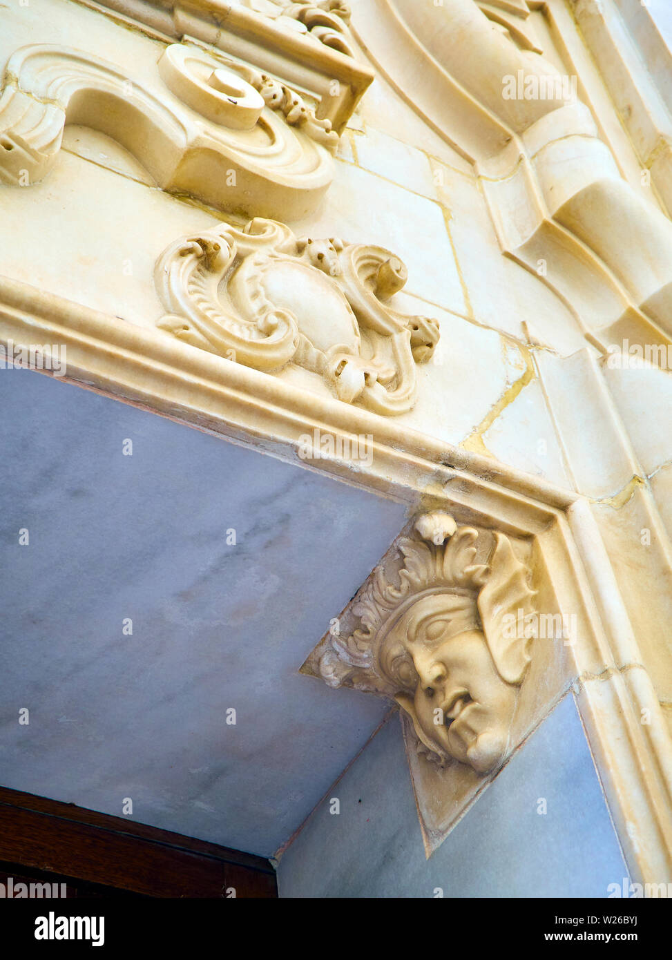 Bas - entlastet in einer barocken Fassade. Im italienischen Stil aus dem 17. Jahrhundert. Stockfoto