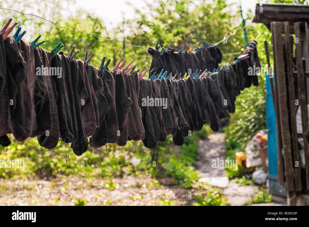 Gewaschene Socken an einem Seil hängend getrocknet. Waschen Socken. Stockfoto