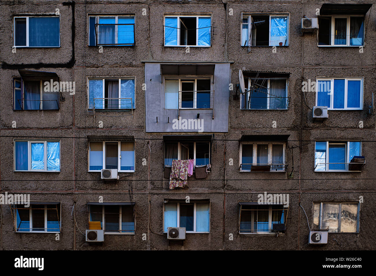 Alten Wohnung Hochhäuser, interessante Architektur. Alte Architektur. Altstadt. Gebäude Fragment. Appartementhaus. Apartment Gebäude. Stockfoto