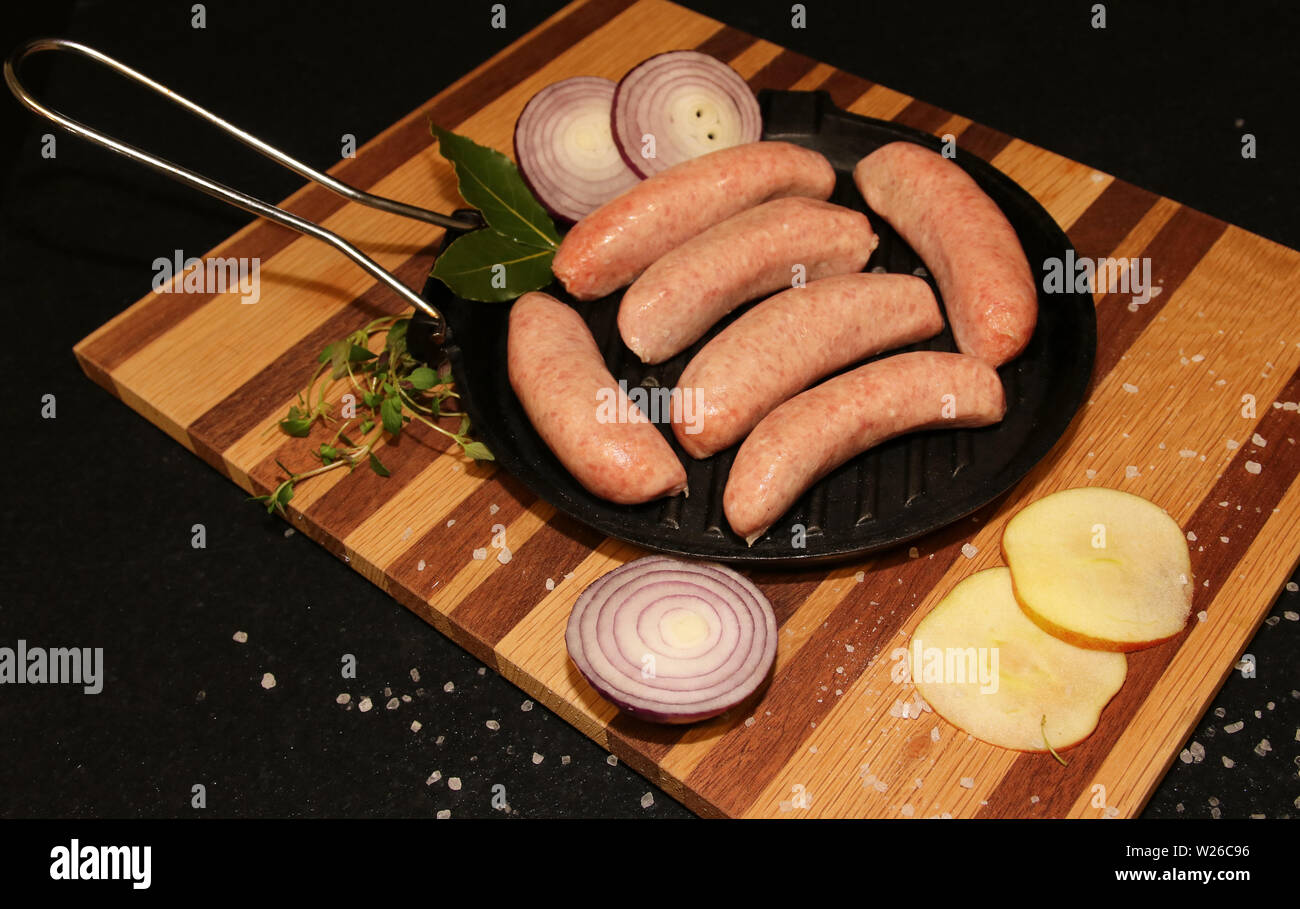 Frische Rohwürste in einer Pfanne bereit zum Kochen Stockfoto