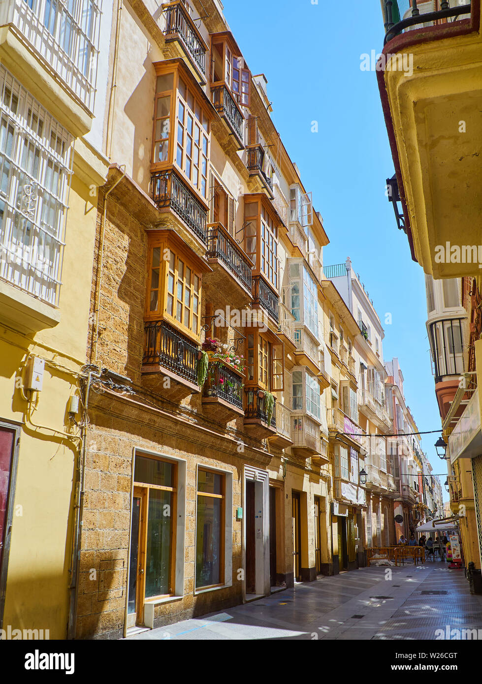 Cadiz, Spanien - Juni 22., 2019. Typische andalusische Street, San Jose Straße. Cadiz, Andalusien, Spanien. Stockfoto