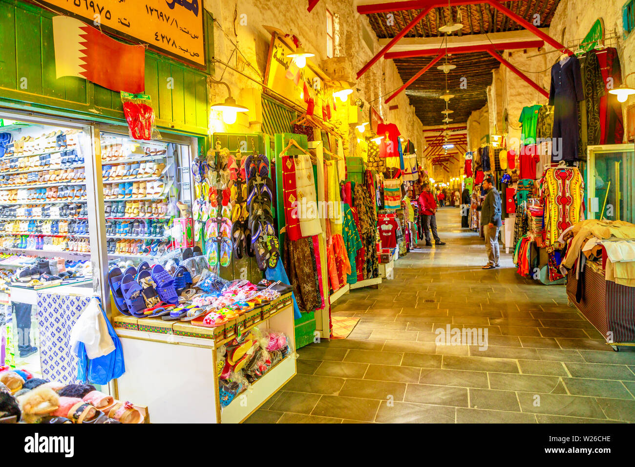 Doha, Katar - Februar 17, 2019: gedeckten Teil des traditionellen Souq Waqif, beste Lage für Touristen in Doha und bekannt für den Verkauf von traditionellen Kleider Stockfoto