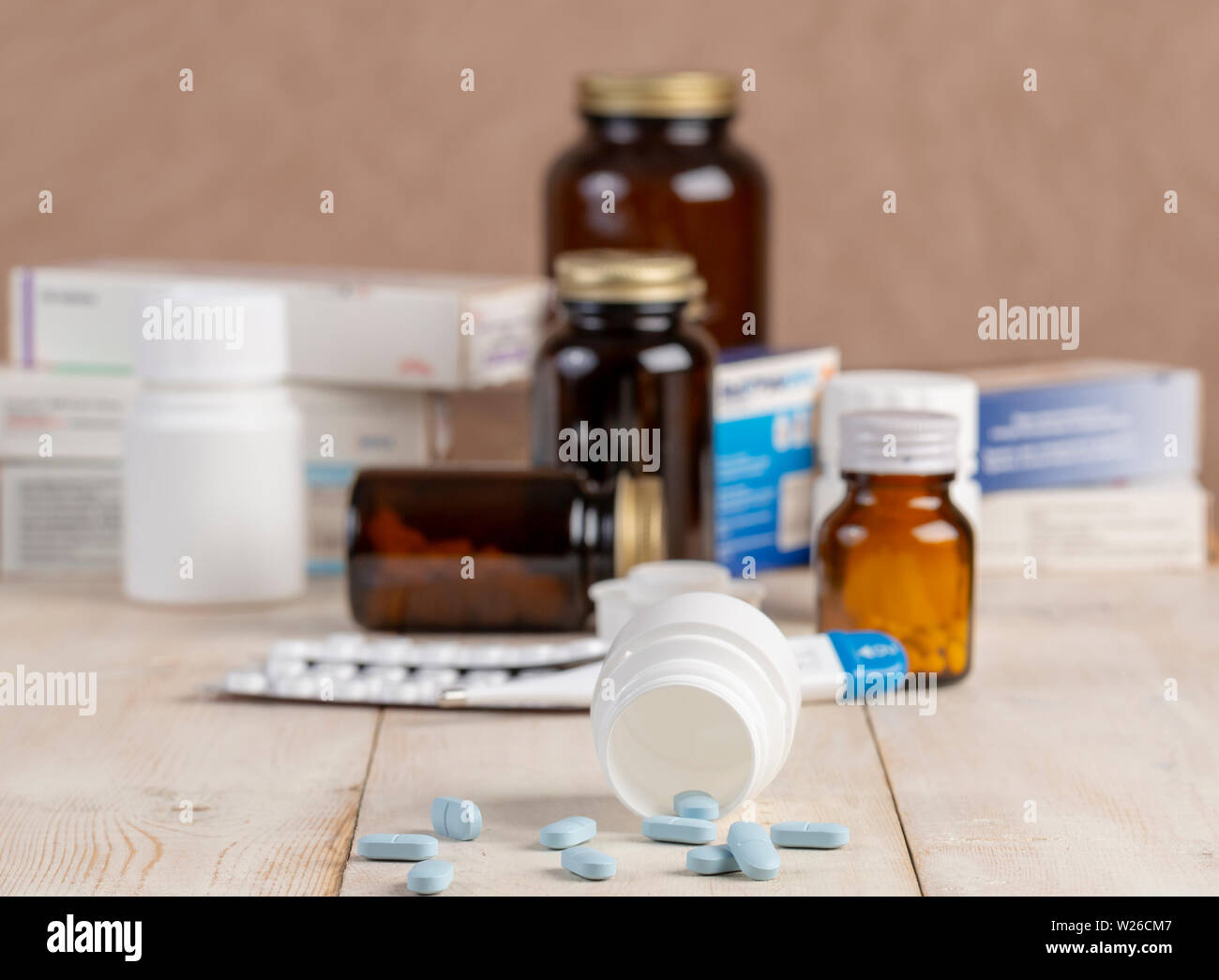 Eine Gruppe von Feldern von Arzneimitteln, Pille, Flaschen, Thermometer und Blasen von Pillen auf hölzernen Tisch Stockfoto