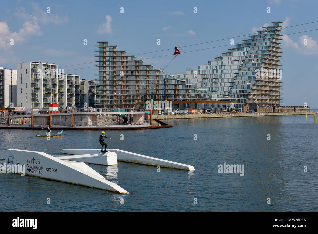 Aarhus, Dänemark - 19 Juni 2019: Mann Wakeboarding vor der modernen Wohngegend in Aarhus in Dänemark Stockfoto