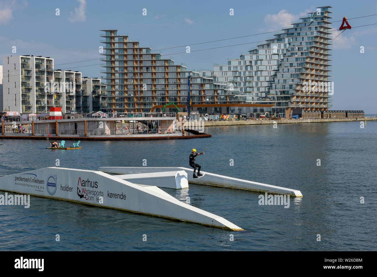 Aarhus, Dänemark - 19 Juni 2019: Mann Wakeboarding vor der modernen Wohngegend in Aarhus in Dänemark Stockfoto