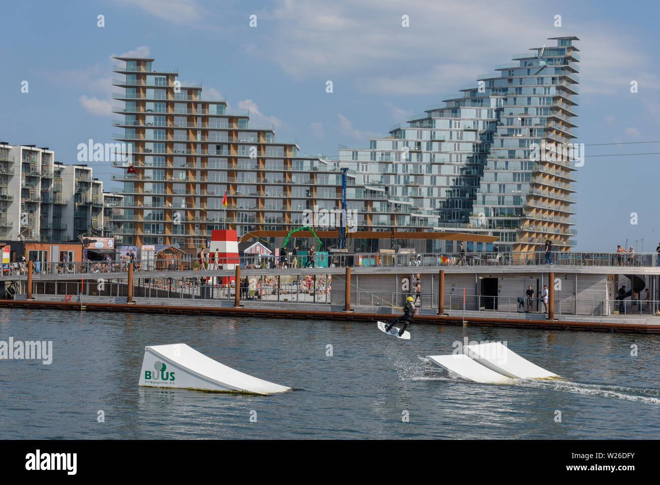 Aarhus, Dänemark - 19 Juni 2019: Mann Wakeboarding vor der modernen Wohngegend in Aarhus in Dänemark Stockfoto