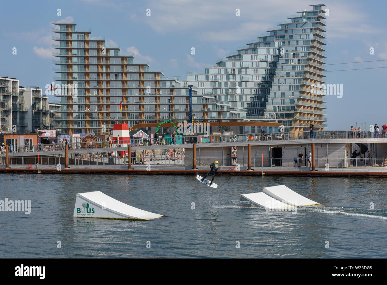 Aarhus, Dänemark - 19 Juni 2019: Mann Wakeboarding vor der modernen Wohngegend in Aarhus in Dänemark Stockfoto