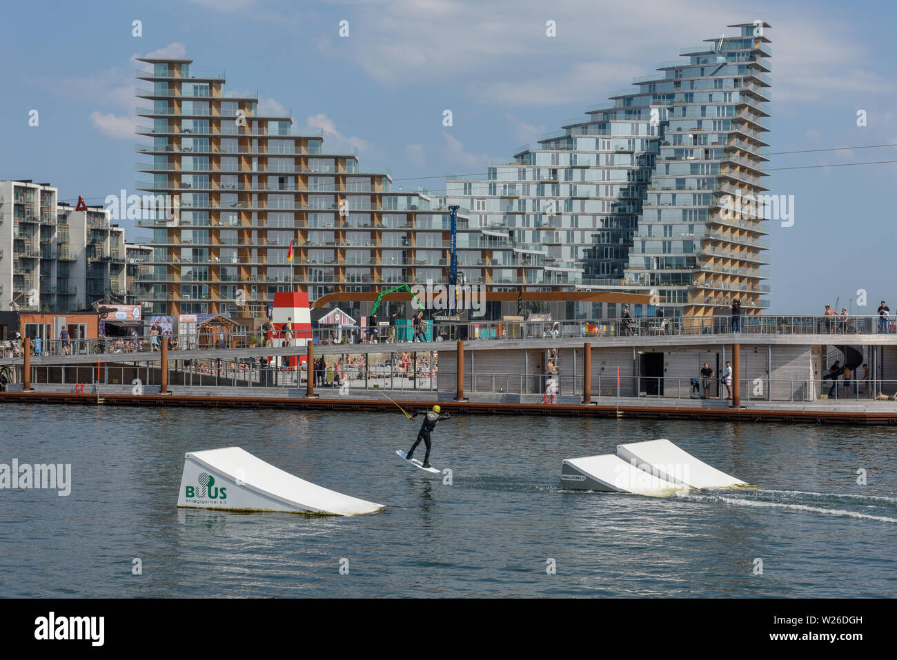Aarhus, Dänemark - 19 Juni 2019: Mann Wakeboarding vor der modernen Wohngegend in Aarhus in Dänemark Stockfoto