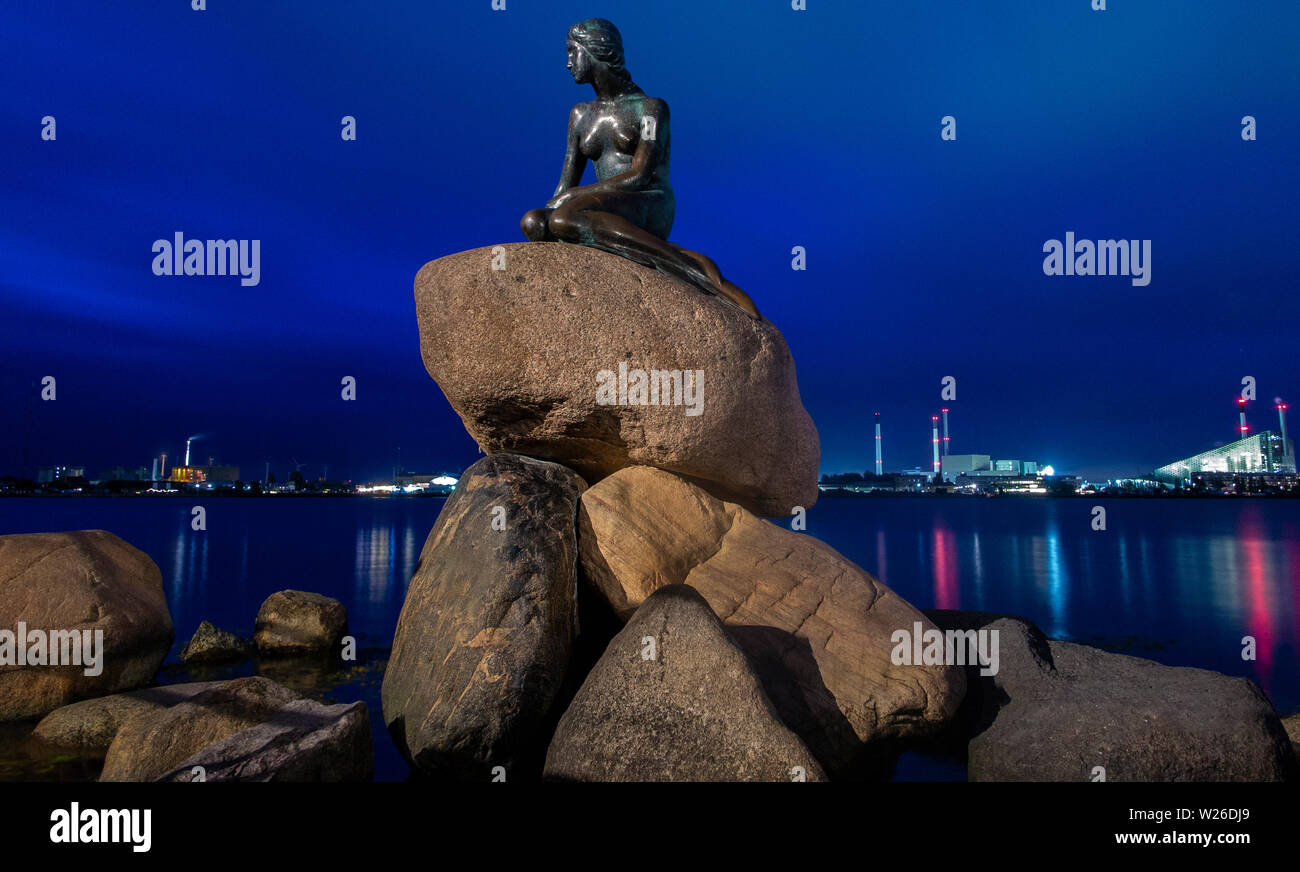 Die berühmte Statue der Kleinen Meerjungfrau in Kopenhagen, Dänemark bei Nacht Stockfoto