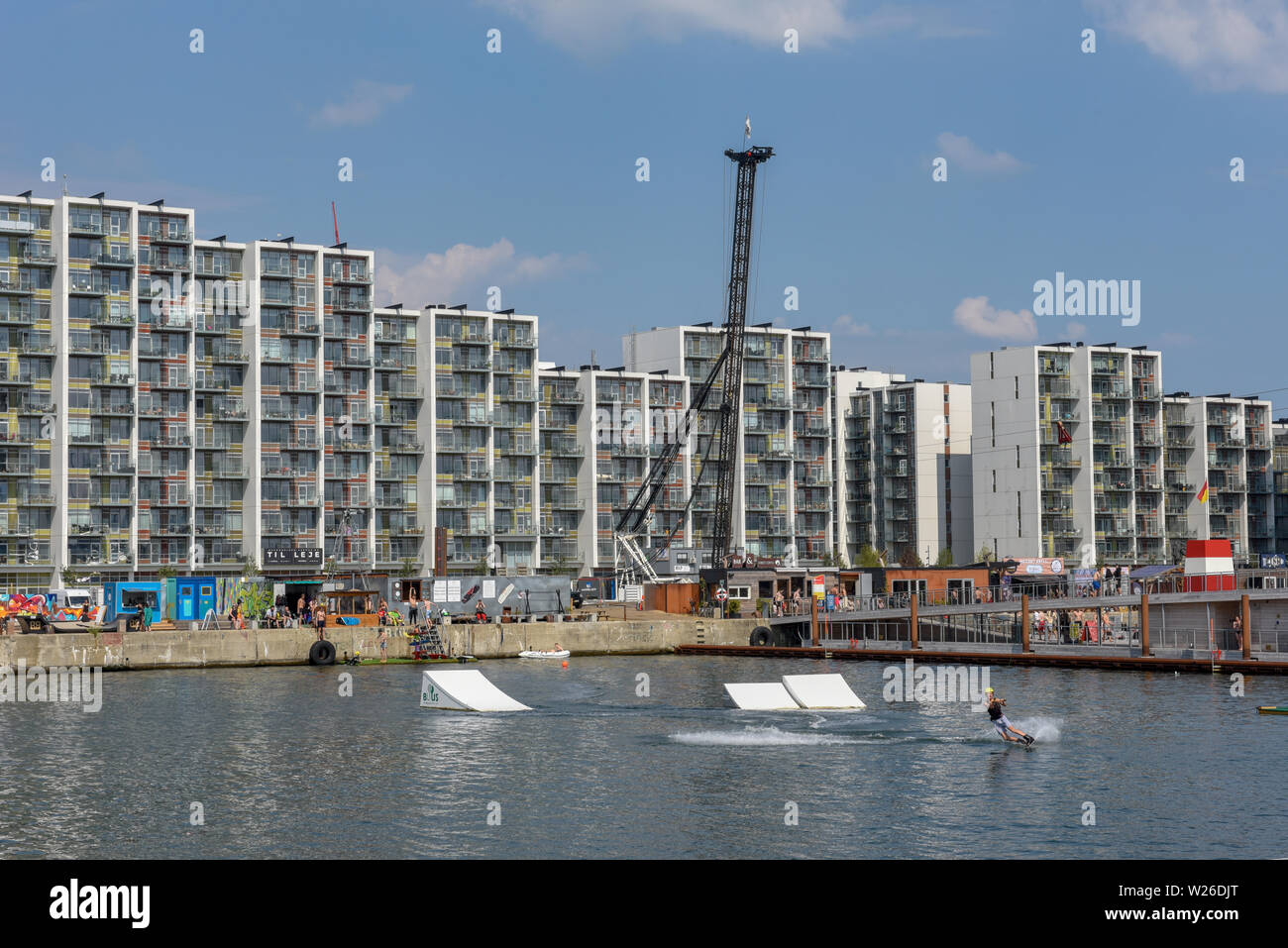 Aarhus, Dänemark - 19 Juni 2019: Mann Wakeboarding vor der modernen Wohngegend in Aarhus in Dänemark Stockfoto