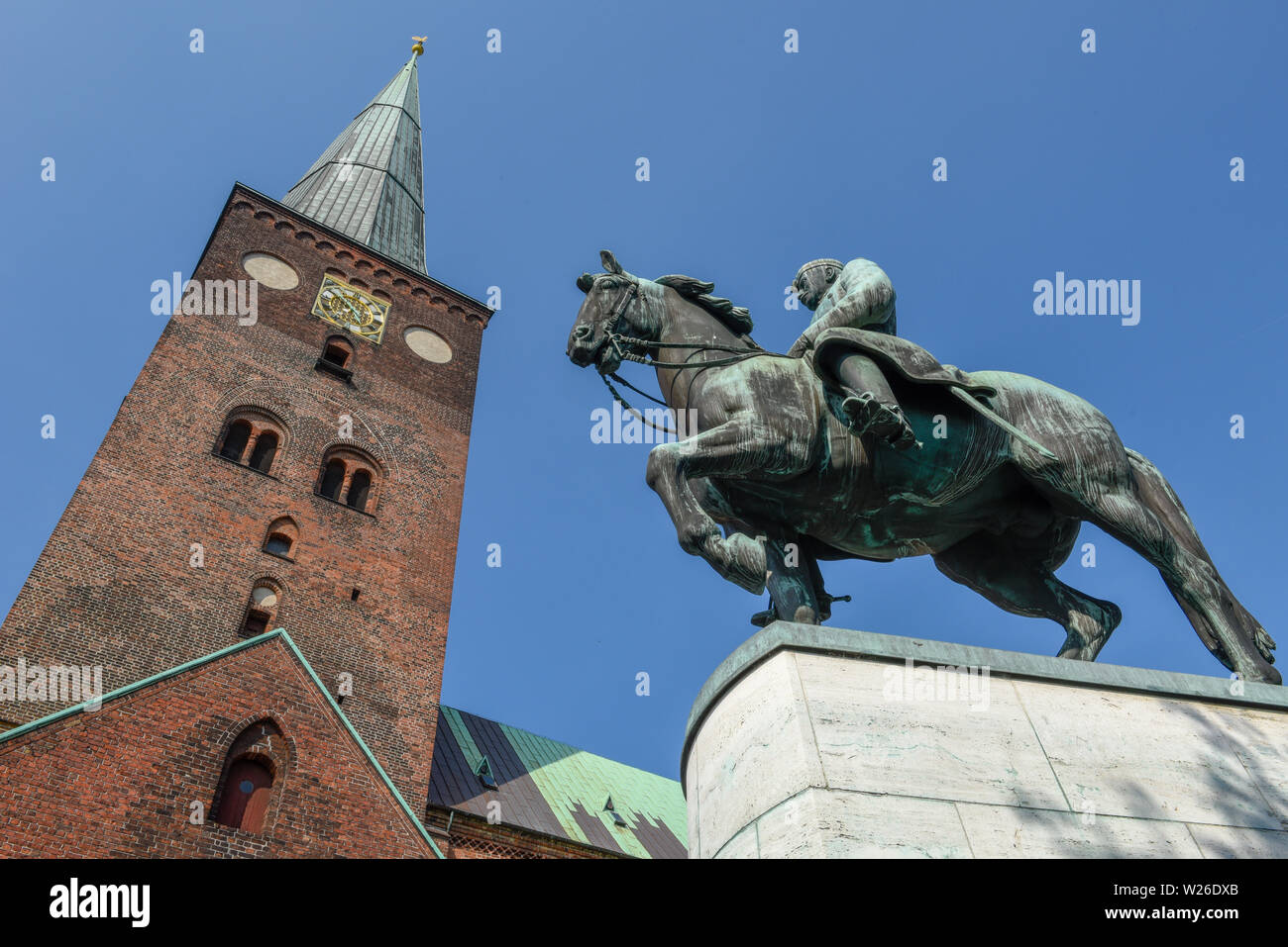 Statue und die Kathedrale aus dem 13. Jahrhundert in Aarhus in Dänemark Stockfoto
