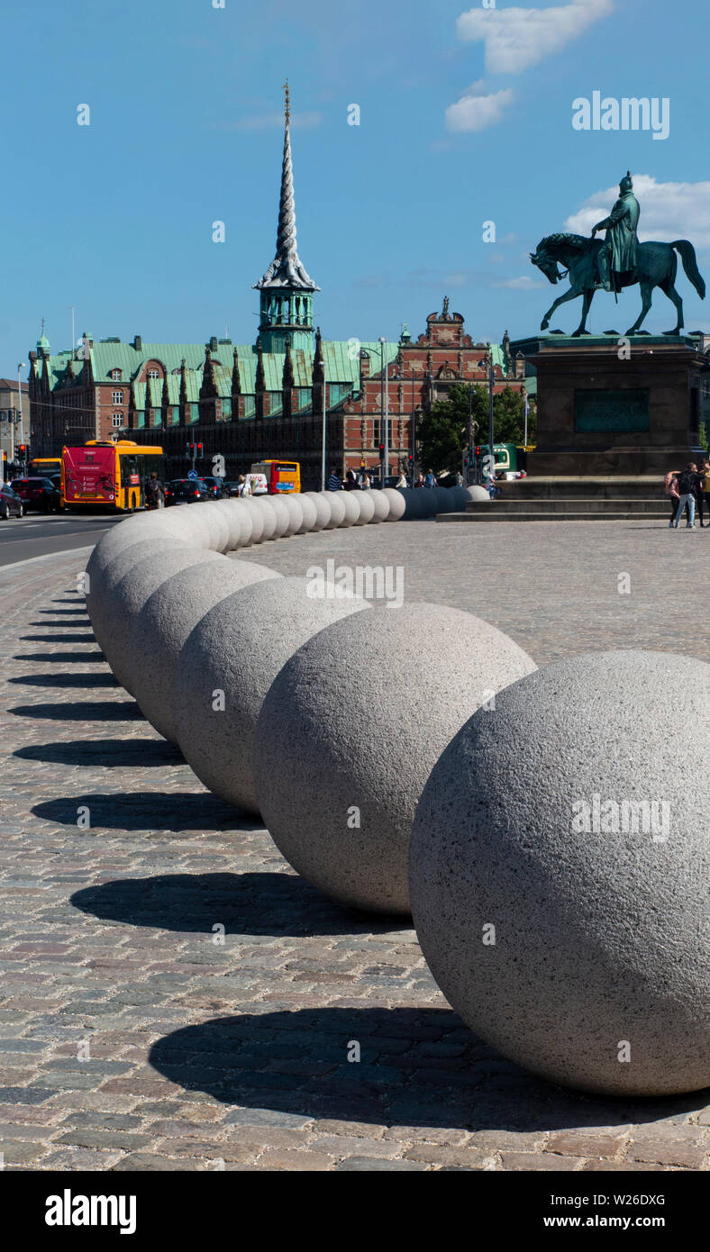 Riesigen runden Felsen außerhalb des berühmten Schloss Christiansborg in Kopenhagen, Dänemark. Dies ist der Sitz des Parlaments auf Slotsholmen. Stockfoto