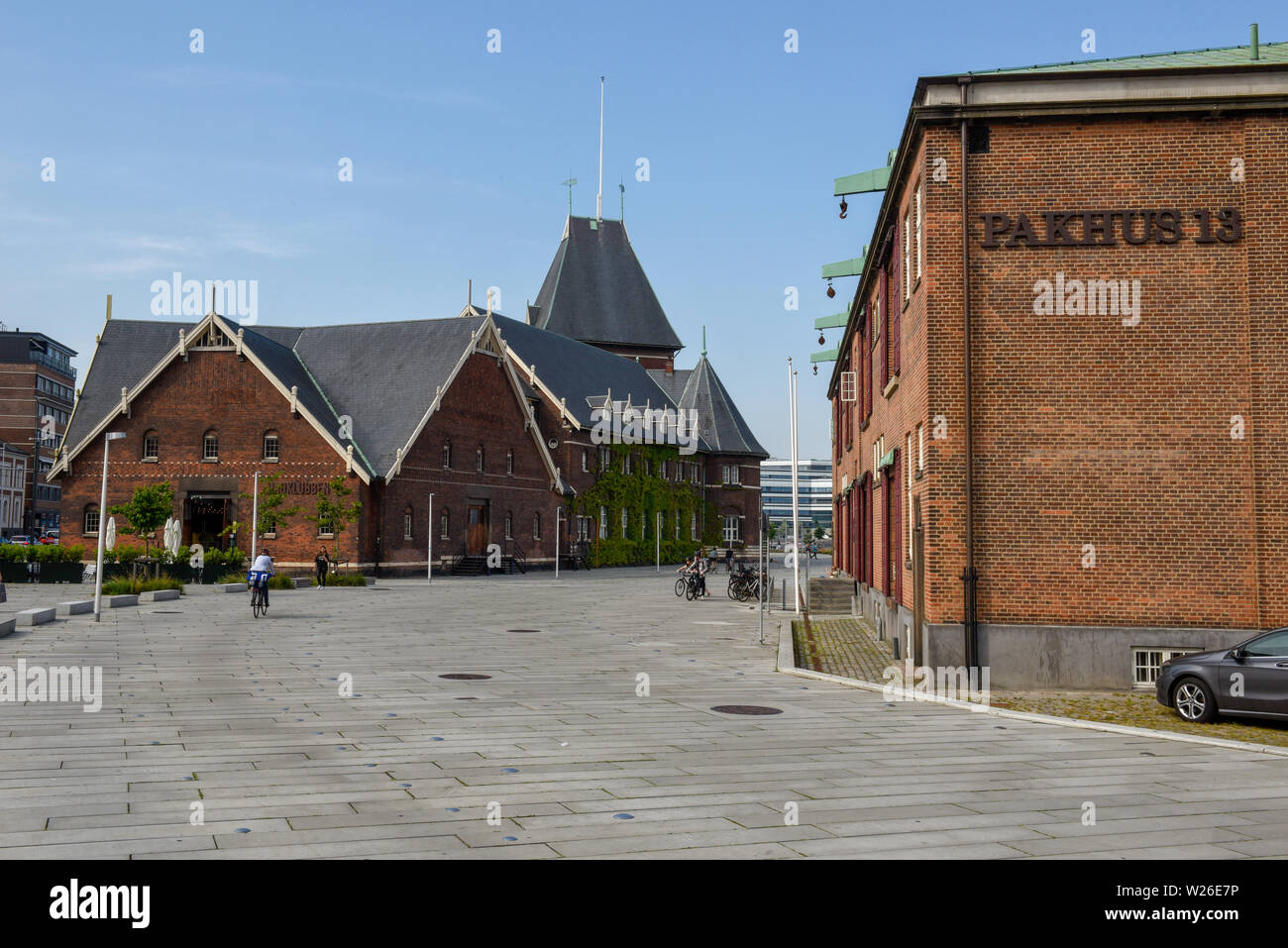 Aarhus, Dänemark - 19 Juni 2019: Menschen zu Fuß vor ein altes traditionelles Gebäude in Aarhus in Dänemark Stockfoto
